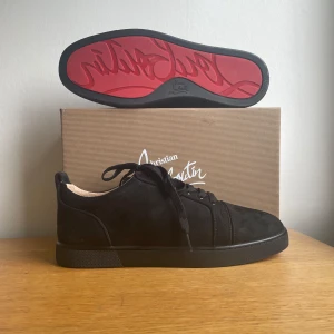 Svarta Louboutins - Säljer ett par nästan nya Christian Louboutin – endast använda ett fåtal gånger . Tyvärr är det fel storlek för mig. Har redan ett par i grått, så dessa får gå vidare. Fick dem i födelsedagspresent. Kvitto visas på bild (originalet har tyvärr kommit bort), men skorna kommer med original dustbag och äkthetskort. Hör gärna av dig vid frågor!