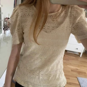 Beige spetsblus med kort ärm - Så fin topp från vila 💐💐knappt använd