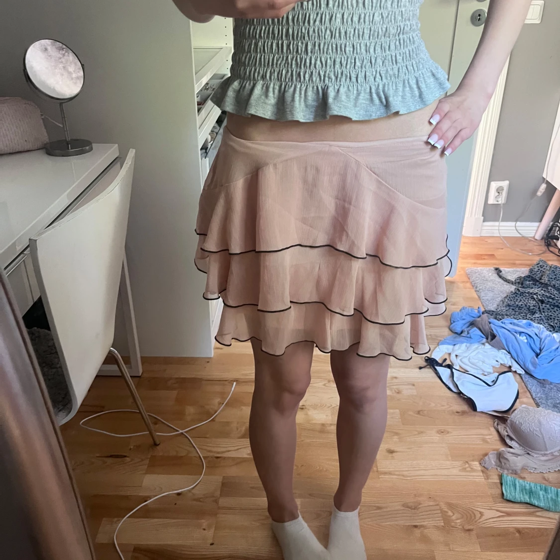 Beige volangkjol med svarta kanter - 2