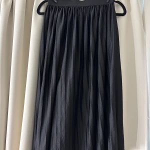 Svart långkjol  - snygg svart midi långkjol med snyggt flowigt fall. Passar perfekt till sommaren. Om fler bilder önskas eller vid frågor kontakta mig💋