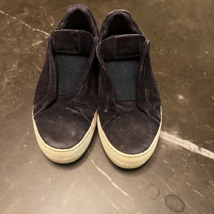 Arigatos laceless 360 - Fina arigatos som är i väldigt bra skick storlek 40 men passar 41 enkelt fantastiskt skick förutom mocka skada och att sulorna inte medföljer 