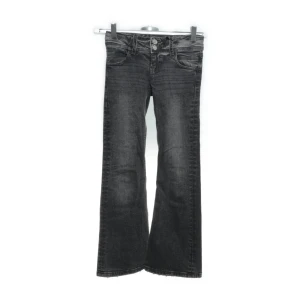 Svarta bootcut jeans med slitning - Snygga svarta jeans från Gina Tricot med låg midja och bootcut-stil. Knappt använda då de är för långa för mig och inga defekter förekommer.