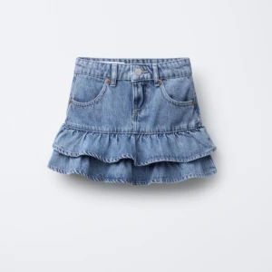 Volangkjol i jeans  - Säljer nu en supersöt kort jeanskjol med volanger då den inte kommer till användning, den är bara använd 1 gång så den är i ett väldigt bra skick. Den  är så storlek xs💕Skriv för fler bilder.