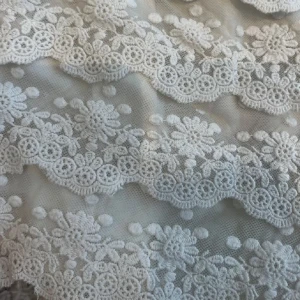 Vita spetsiga shorts med volang - Superfina vita shorts med lager på lager av spets och broderade blommor. De har elastisk midja för skön passform och volangiga kanter som ger en romantisk vibe. Perfekta för sommarens varma dagar när du vill sticka ut lite extra.