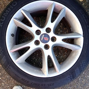 SAAB däck med fälg KUMHO 235/45 R17 97W. - Fina SAAB Däck med fälg KUMHO 235/45 ZR17 97 W..Bra mönster djup godkänt. Hämtas i Skene och skickas ej. Mönsterdjup 5-6 mm.