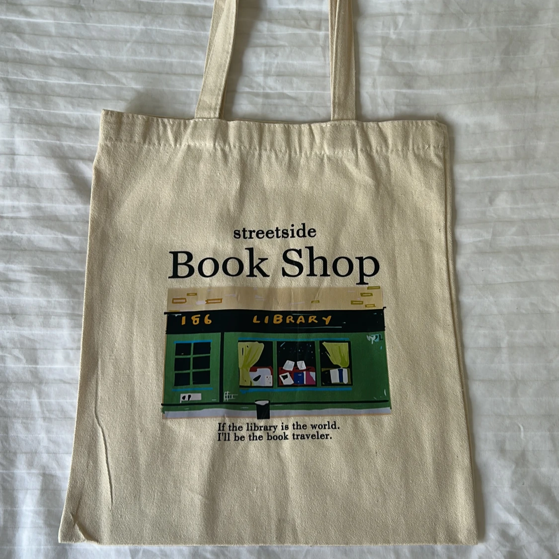 Beige tygkasse med Book Shop-tryck