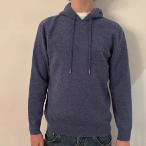 100% merinoull hoodie - Extremt bra pris så först till kvarn. Sjukt snygg 100% blå merinoull hoodie. Modellen på bilderna är 180cm men den passar både större och mindre. Den är helt ny och 10/10 skick. Kom pm vid minsta lilla fundering eller intresse.