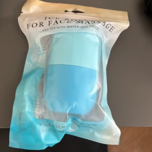 Isblå ice roller för ansiktsmassage - Ice roller i silikon för ansiktsmassage. Fyll den med vatten, frys in och använd för att pigga upp huden. Kommer i en snygg isblå färg och är enkel att använda tack vare sin smidiga form. Perfekt för en fräsch känsla på morgonen.