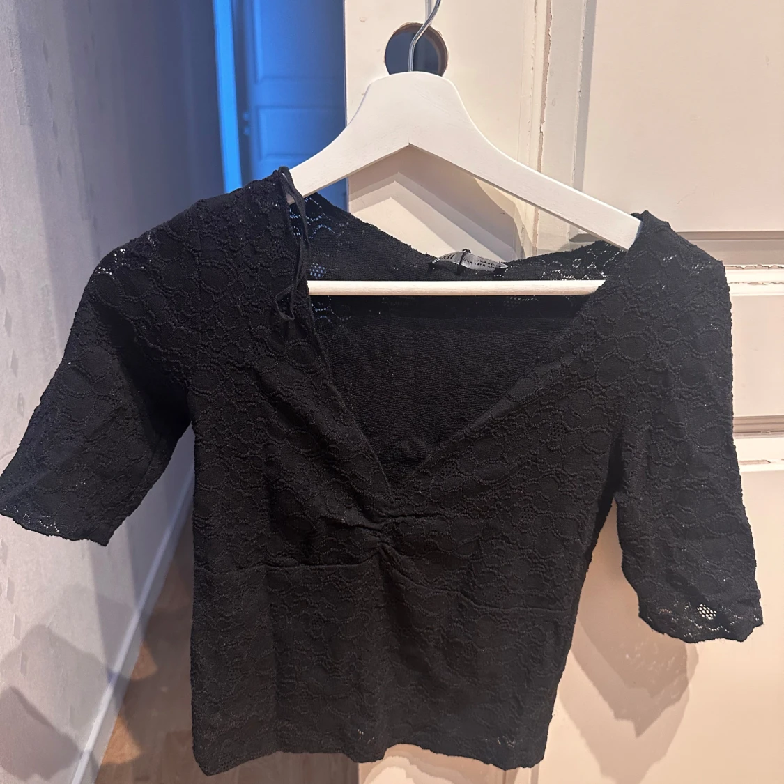 Svart spetsig croppad blus - 2
