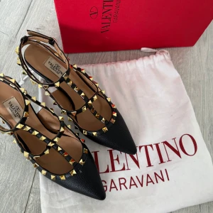 Valentino Rockstud svarta pumps - Svarta Valentino Rockstud pumps i skinn med spetsig tå och hög klack. Skorna har ikoniska guldfärgade nitar, går ner i pris vid absoluta snabbköp. Möts i Göteborg!
