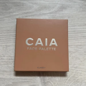 CAIA Face Palette Classy - Säljer min classy palett från Caia då den inte används längre. Använd några gånger men fortfarande mycket kvar.