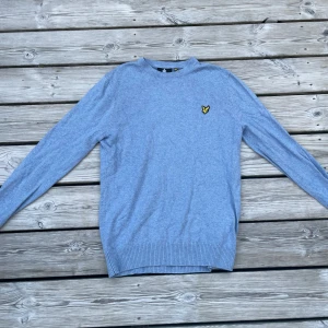 Ljusblå  Lyle & Scott  - Riktig skön tröja sitter åt vid handlederna, perfekt nu till sommaren.