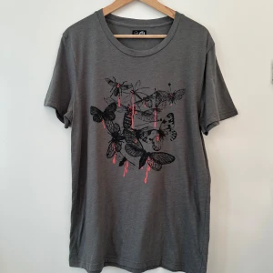 Cheap Monday T-shirt - Skön Cheap Monday t-shirt med nice tryck, i storlek L. Unisex.   Hämtas i Stockholm eller skickas mot porto. Kolla gärna mina andra annonser också, kan samfrakta om det önskas. 