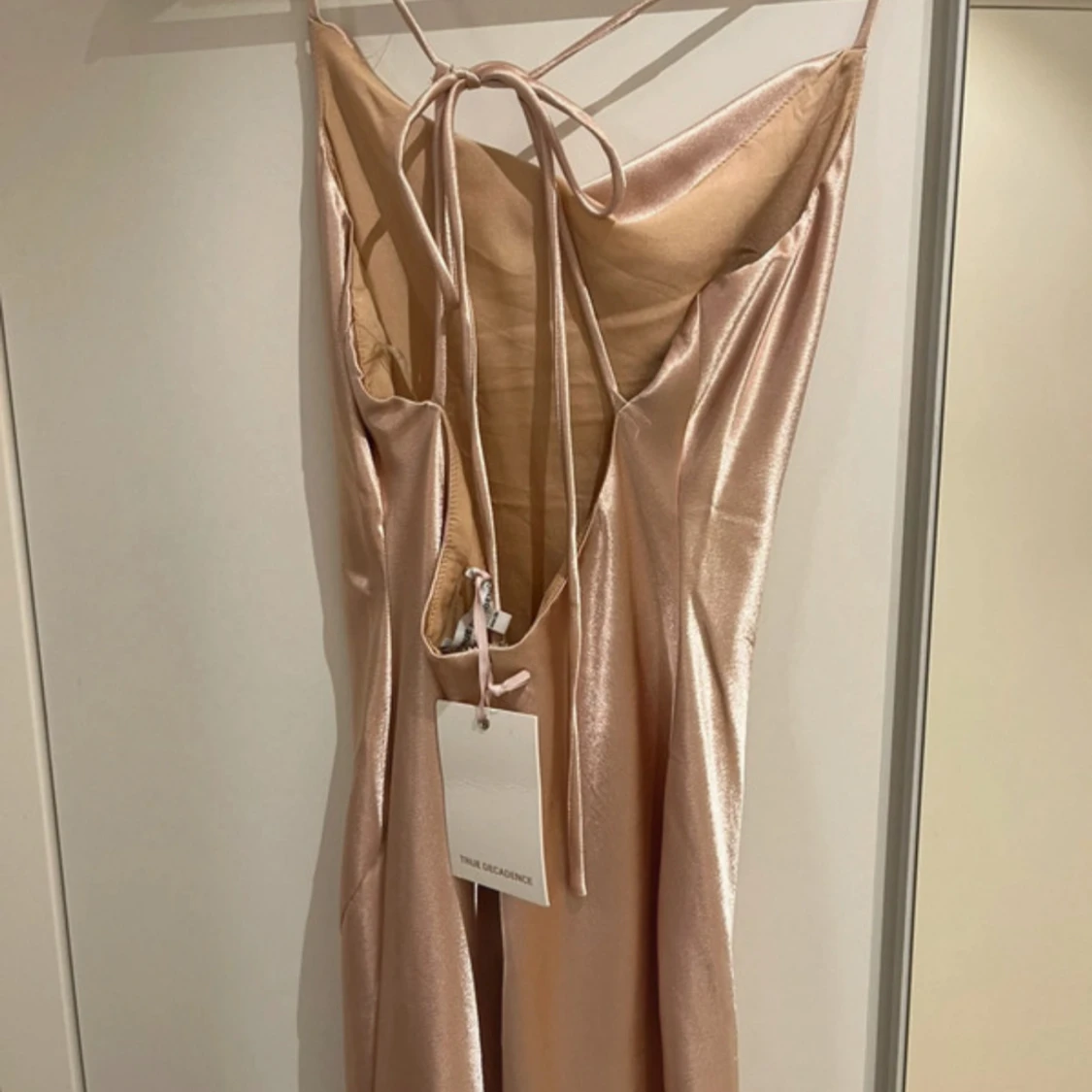 Champagnefärgad långklänning från True Decadence - 1