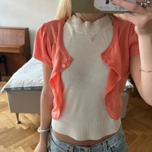 korall bolero - Korallfärgad bolero i nyskick! Använd fåtal gånger 