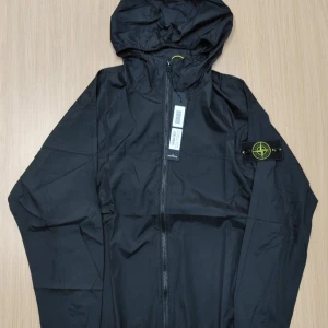 Svart stone island jacka. - Helt ny och helt oanvänd Stone Island jacka! Pris kan alltid diskuteras!