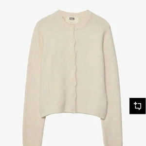 Beige kofta med knappar - Kofta från stradivarius, använd en gång 