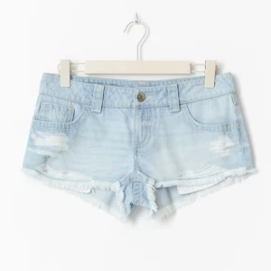 Gina 14+ ljusblå jeansshorts - Gina 14+ xtra low denim shorts. Säljer då de inte passade mig. De är lite stora i storleken. Endast testade - har prislapp kvar och allt. Helt slutsålda! Pris kan diskuteras 💕💕