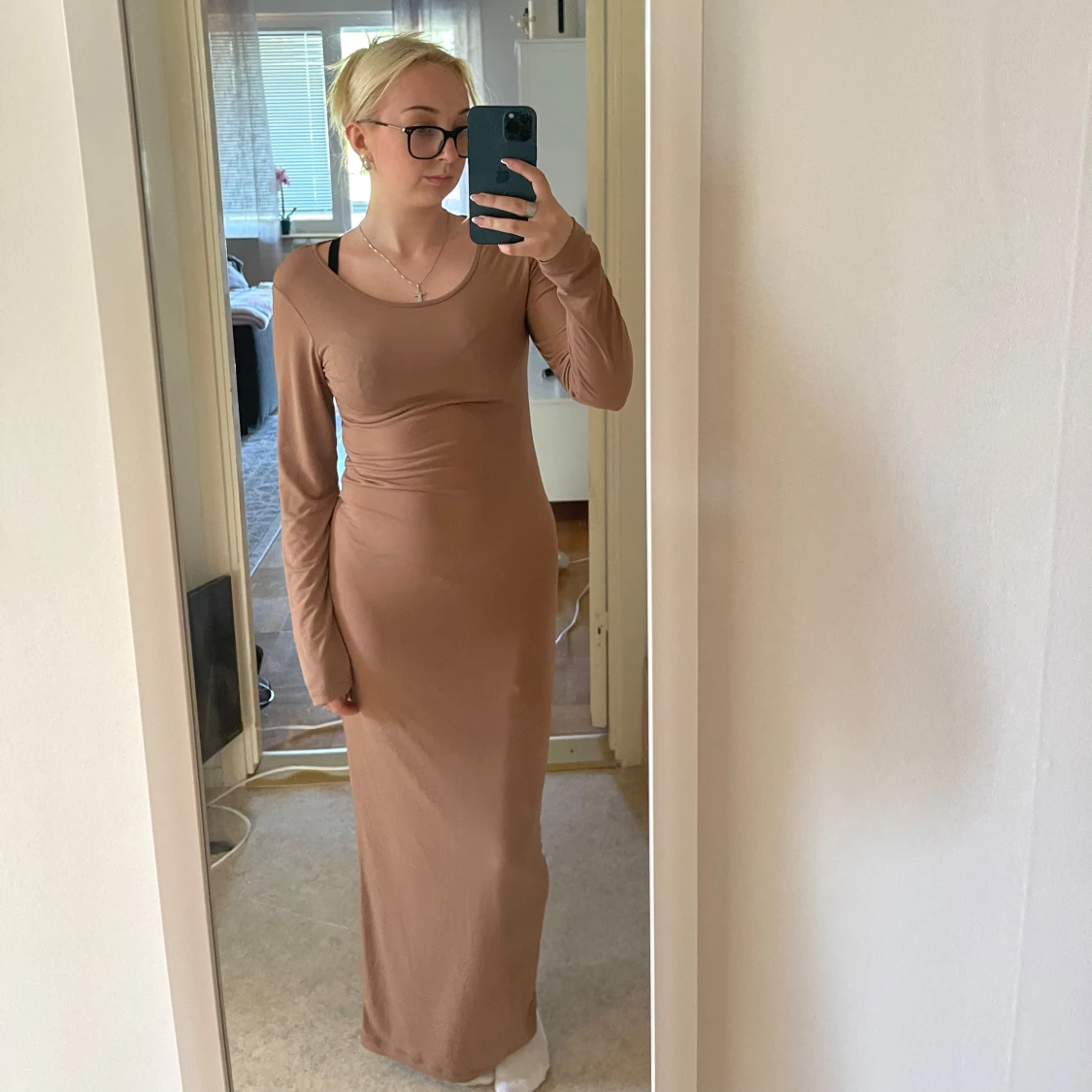 Beige brun långärmad maxiklänning - 1