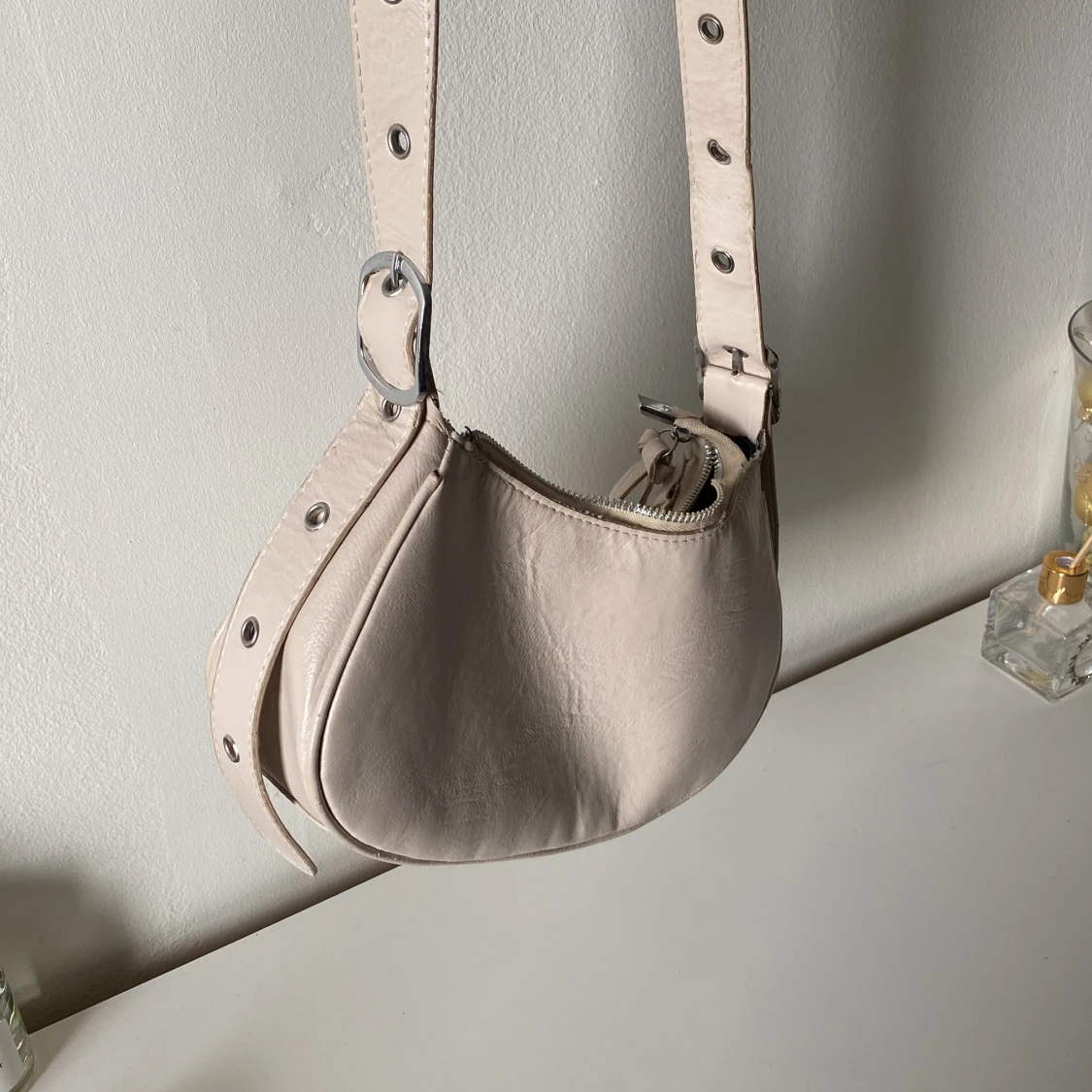 Beige axelväska i skinn med nitar - 2