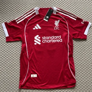 Liverpool Salah 11 Adidas matchtröja - Liverpool FCs nya 2025/2026 matchtröja i rött med vita detaljer med M. Salah och nummer 11 på ryggen. Storlek S 