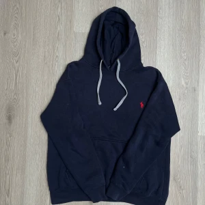 Ralp lauren hoodie - Tja! Säljer denna riktigt feta ralp lauren hoodie som är i super bra skicka verkligen och passar bra till allt! Pris 799kr kan gå ner i pris vid snabb affär! Hör av er om ni skulle ha några funderingar! MVH Dennis😀🙌