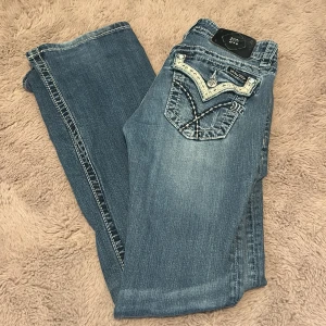 Miss me jeans - Jättefina Lågmidjade och bootcut jeans från miss me!!! Några stenar har ramlat av men det är ingenting som märks!! 