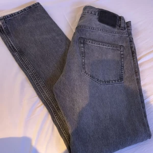 Grå jeans från 157 New Classic - Säljer ett par klassiska grå jeans från 157 New Classic. Byxorna har fem fickor, raka ben och normal passform. Perfekta för dig som gillar en enkel och stilren look. Midjemått W29 och längd L32.