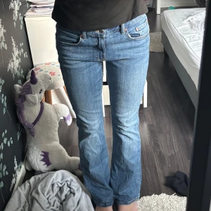 Blå bootcut jeans  - Ett par blåa bootcut jeans med Low/medel midja. Från Gina Tricot i storlek 40 (sitter mer som 38) knappast använda men säljer då de blivit för stora! Endast tvättade! Nypris 499kr!