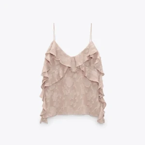 Fin topp från zara - Säljer en beige linnetopp med tunna axelband och volangdetaljer framtill och längs sidorna från zara. Endast använd 2 ggr så är i nyskick💘