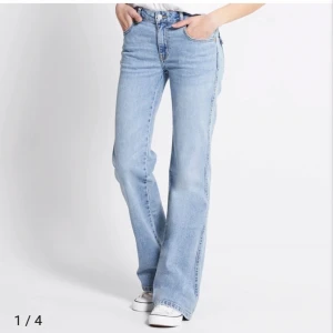 Ljusblå bootcut jeans - Säljer ett par ljusblå jeans med bootcut-modell och klassisk femficksdesign i storlek M Short. Jeansen har låg midja och raka ben som blir vidare nertill. Perfekta för en avslappnad och trendig look. Nya men utan prislapp 