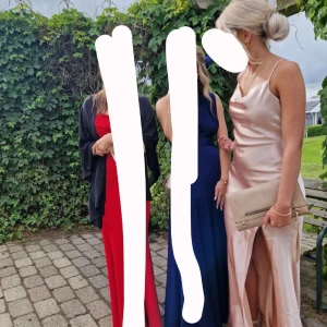 Balklänning Champagnefärgad rosa - Elegant champagnefärgad långklänning i satin med en slits framtill. Använd 2 gångerenligt tidigare säljare och säljer pga jag ska ha en annan klänning, skriv för fler bilder🩷