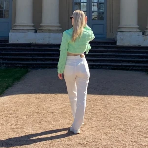 Vårjacka från Zara!! 💚 - Supercool jacka från Zara i lite croppad modell. Perfekt nu till våren eller sommaren!! Storlek S. 💛💚