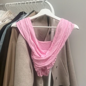 Rosa zara topp - Rosa topp från zara i bra skick då den använts 2 gånger 