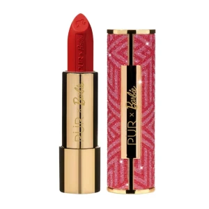 PÜR x Barbie Iconic Lips läppstift CEO - Ord pris 295kr. Snyggt Barbie-inspirerat läppstift från PÜR i samarbete med Barbie. Semi-matt finish för intensiva, långvariga läppar. Kommer i en glansig rosa förpackning med guldiga detaljer och Barbie-logga. Perfekt för dig som vill ha statement-läppar.