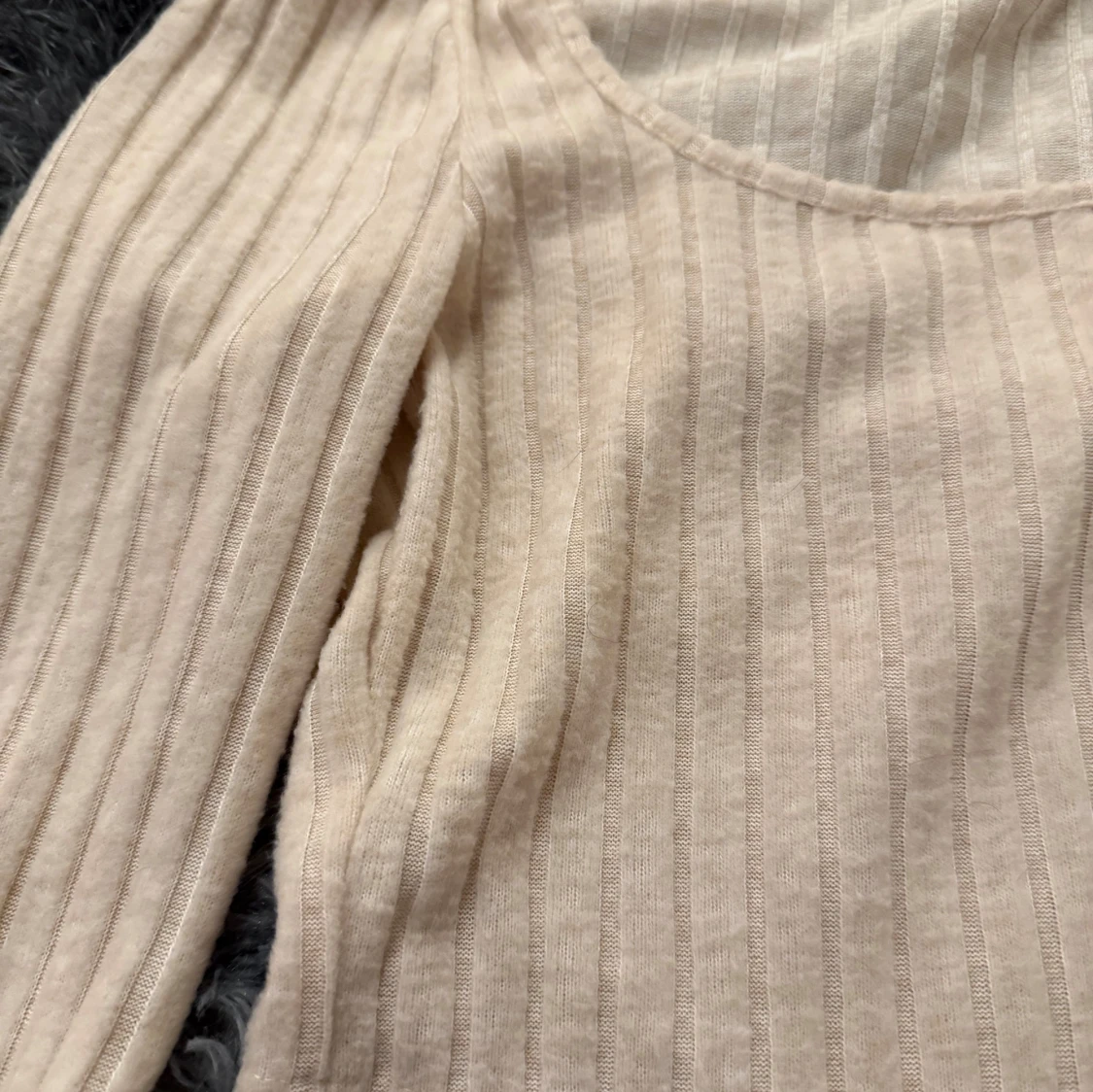 Beige ribbad croppad topp - 1