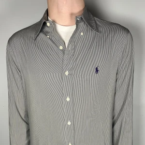Ralph lauren skjorta - En riktig snygg och trendig Ralph lauren skjorta i fint skick, slimfit,  vid frågor är de bara att skriva // Gramenti 