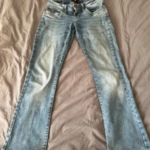Blå bootcut jeans från LTB Valerie - Säljer ett par klassiska blå bootcut jeans från LTB, modell Valerie. Jeansen har normal passform. Perfekta för dig som gillar en tidlös jeansstil.
