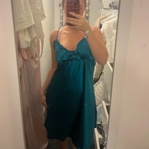Turkos satinklänning  - Säljer en supersöt turkos klänning i satin!💙