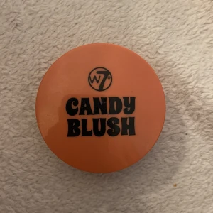 W7 Candy Blush Gossip rouge - Rouge från W7 i färgen gossip . Den är vegansk! Jag säljer den för att den inte var min färg. Den är pigmenterad vilket gör så att den håller längre. Någon fråga?, då kan du kontakta mig!🤗