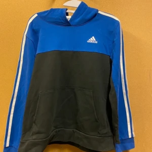 Adidas tröja - Lite använd men annars väldigt bra skick. Passar i stolekn