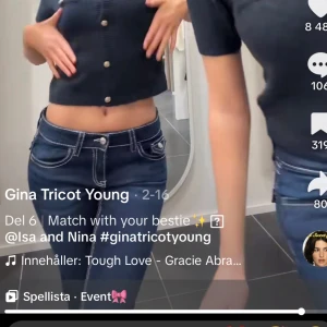 Lågmidjade mörkblå jeans  - Skitsnygga mörkblåa lågmidjade jeans från Gina Young! Jag säljer de pågrund utav att jag rensar garderoben och de inte kommit så mycket till användning💗 😍sparsamt använda!! 