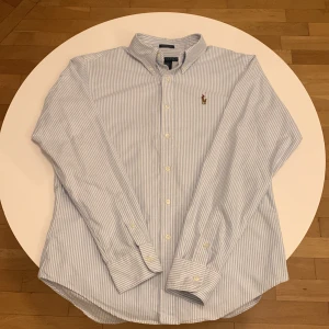 Blårandig skjorta från Ralph Lauren - Säljer en klassisk blårandig skjorta från Ralph Lauren, Äkta✅1500kr Nypris