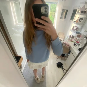 Ljusblå sweatshirt - Säljer en ljusblå sweatshirt second hand så ingen lapp där bak, skulle dock gissa på hm. Pris går att diskuteras 💕