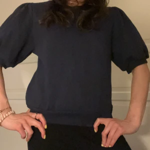 Puff-sleeve från Gina  - Super fin puff-sleeve i tjockt material från Gina Tricot!💘 Kommer tyvärr ej till användning, är i fint skick. 