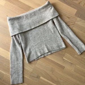 Beige ribbad offshouldertröja från H&M - Säljer en beige ribbad långärmad offshouldertröja från H&M i storlek M. Tröjan har en kroppsnära passform som lägger sig fint på kroppen 🤎🤍  Inga defekter, tröjan har använts ett par gånger och är i bra skick 🤌🏻 säjer då jag har en liknande tröja som jag använder för det mesta 🤍🤎🧸