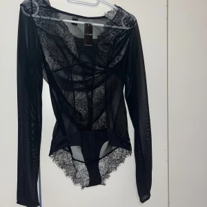 Body/yöasu - Ihana musta ohutta kangasta oleva pitsinen body. Meille olikin väärän kokoinen. Koko S. Kaikai n 36cm, pituus n 55cm. Kissatalous MMM, lisätietoja saa kysymällä Katsothan myös muut ilmoitukseni Mikäli hinta ei miellytä tarjoa rohkeasti 