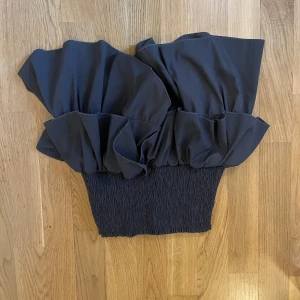 Svart volangkjol med smock i midjan från neo noir - Super söt brun kjol från neo noir som endast är testad i storlek xs. Nypris ca 500kr 