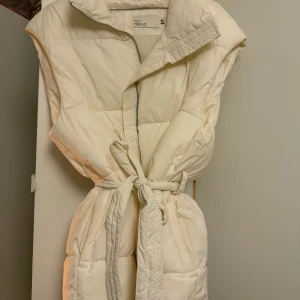 Väst Nelly - Väst köpt från Nelly. Aldrig använd. Storlek 36, passar 32-38 då den har bälte & kan justeras. Inga skador 🤍