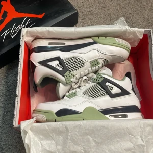 Nike Air Jordan 4 Seafoam  - Storlek 40, använda ett tag men i väldigt fint skick. Nypris runt 3 tusen. Kan frakta eller mötas upp i Västerås 
